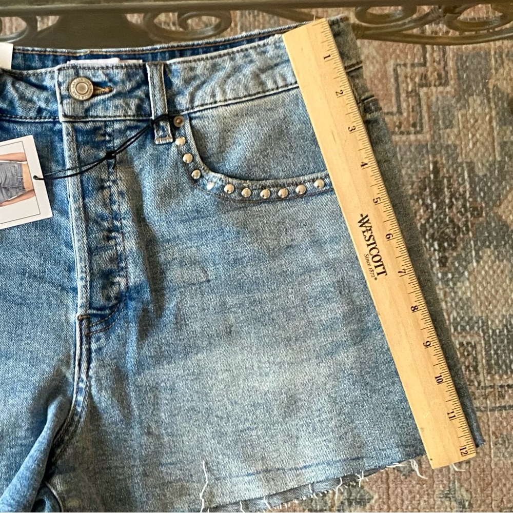 Vanilla Star Studded Jean Shorts Size 28 - Picture 4 of 4